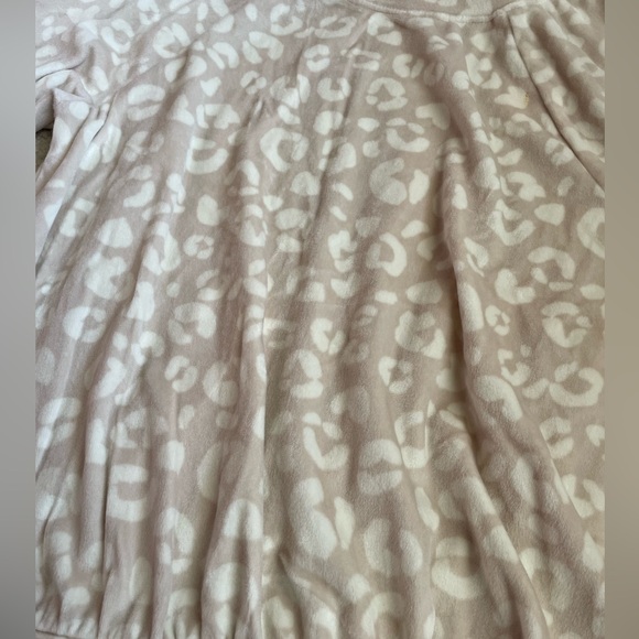 Cat & Jack Cream Leopard Patterned Super Soft Top - Picture 2 of 5